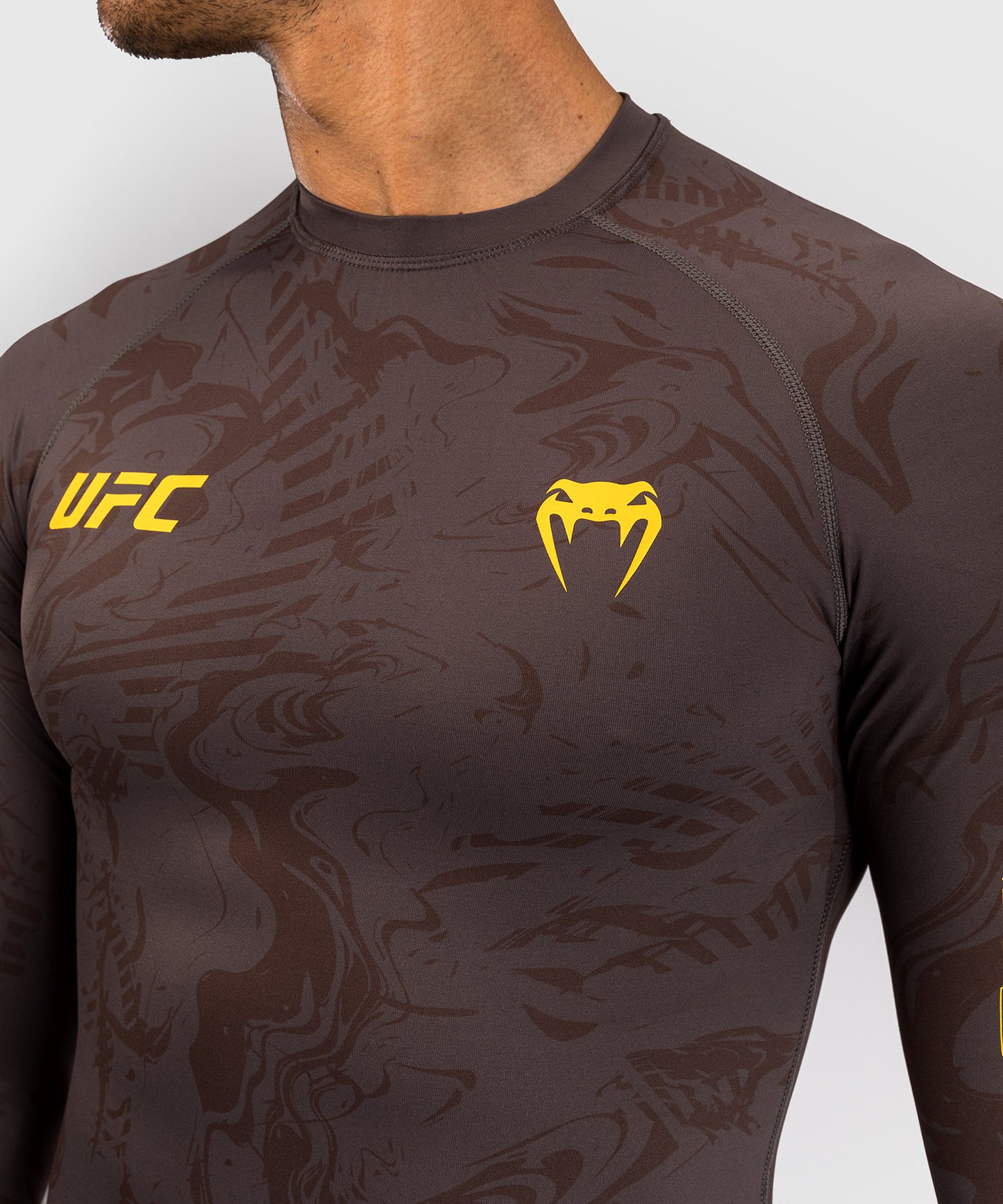 UFC Fusion by Venum Fight Week Rashguard de Manga Larga de Rendimiento para Hombre - Marrón tierra