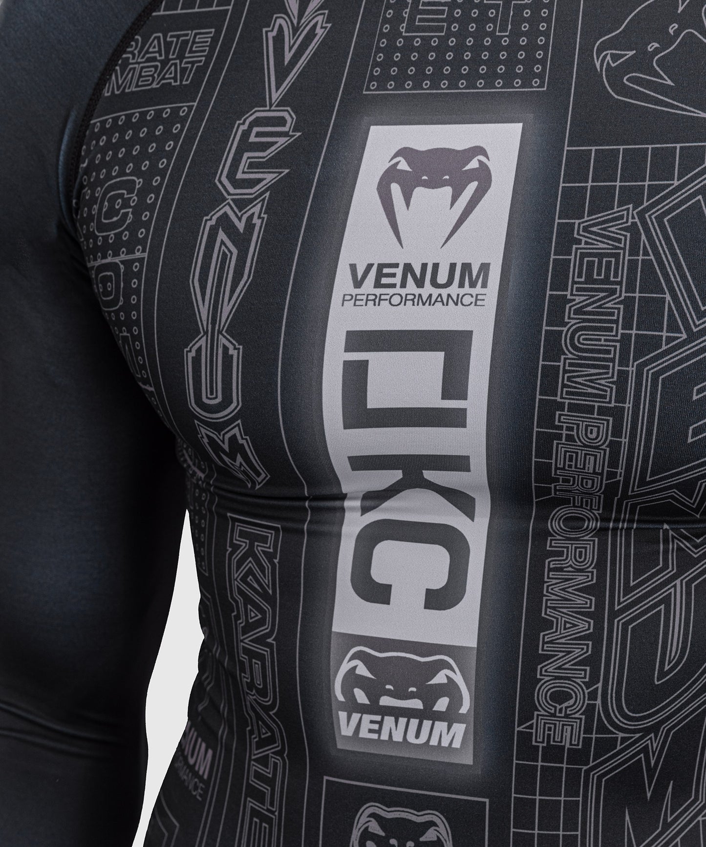 Karate Combat by Venum Rashguard Manga Larga – Negro/Gris