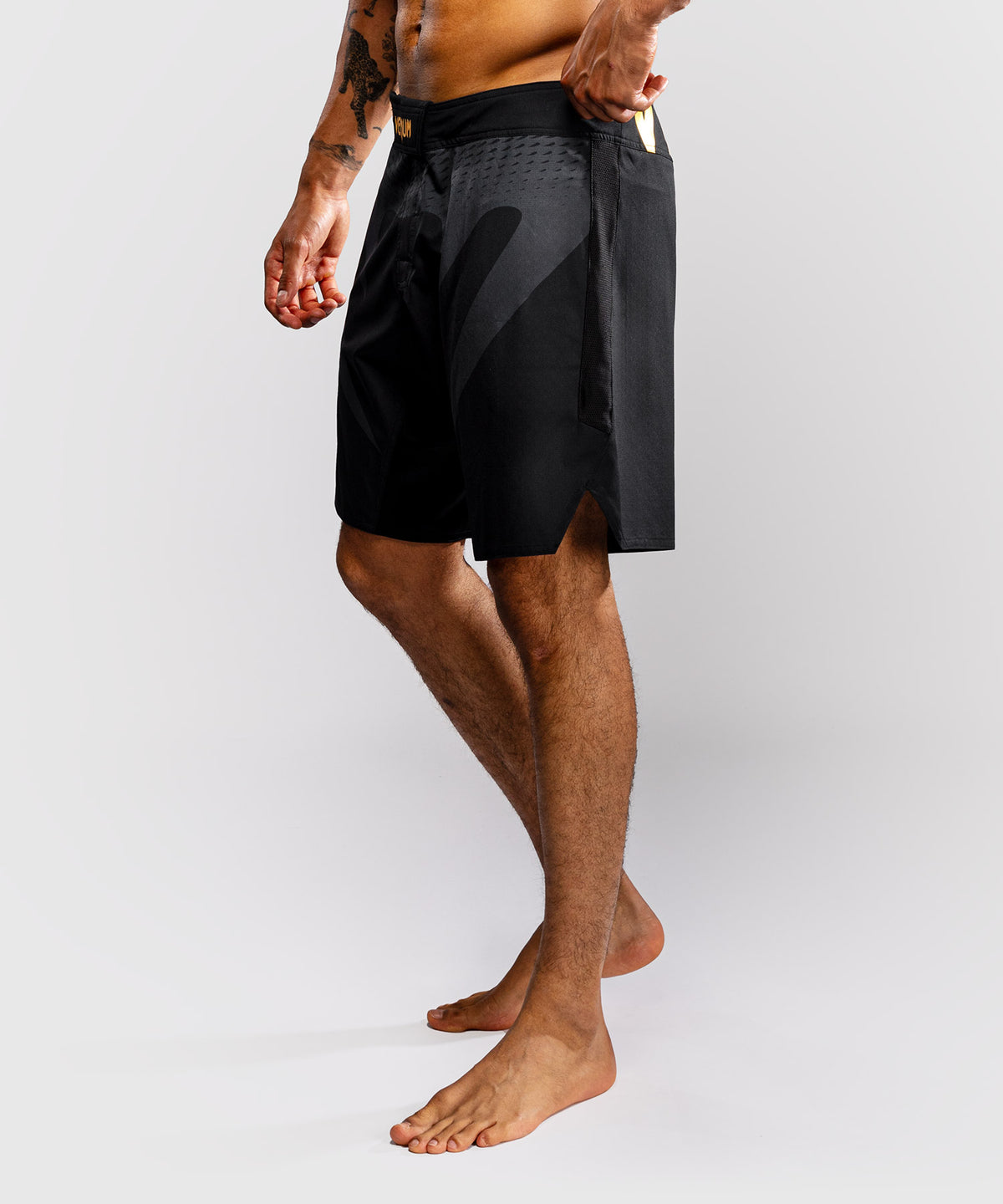 Venum Attack Fightshorts - Negro/Dorado