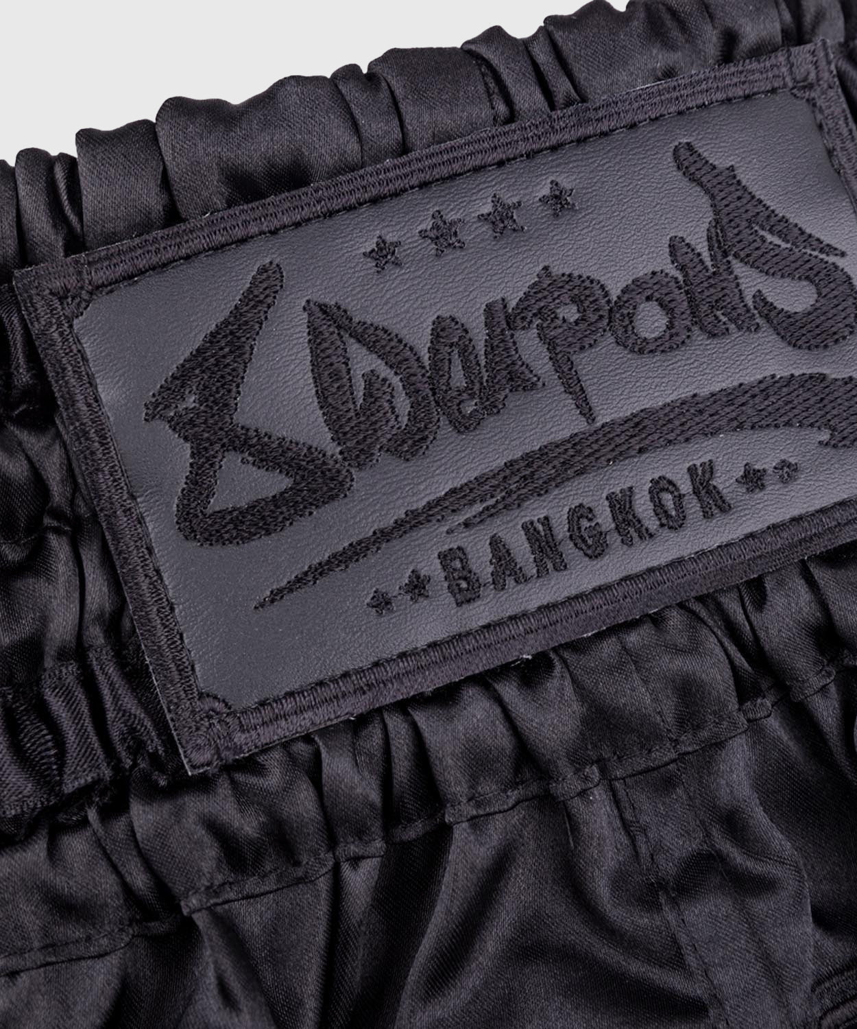 8 Weapons Bangkok Muay Thai Shorts - Schwarz/Schwarz