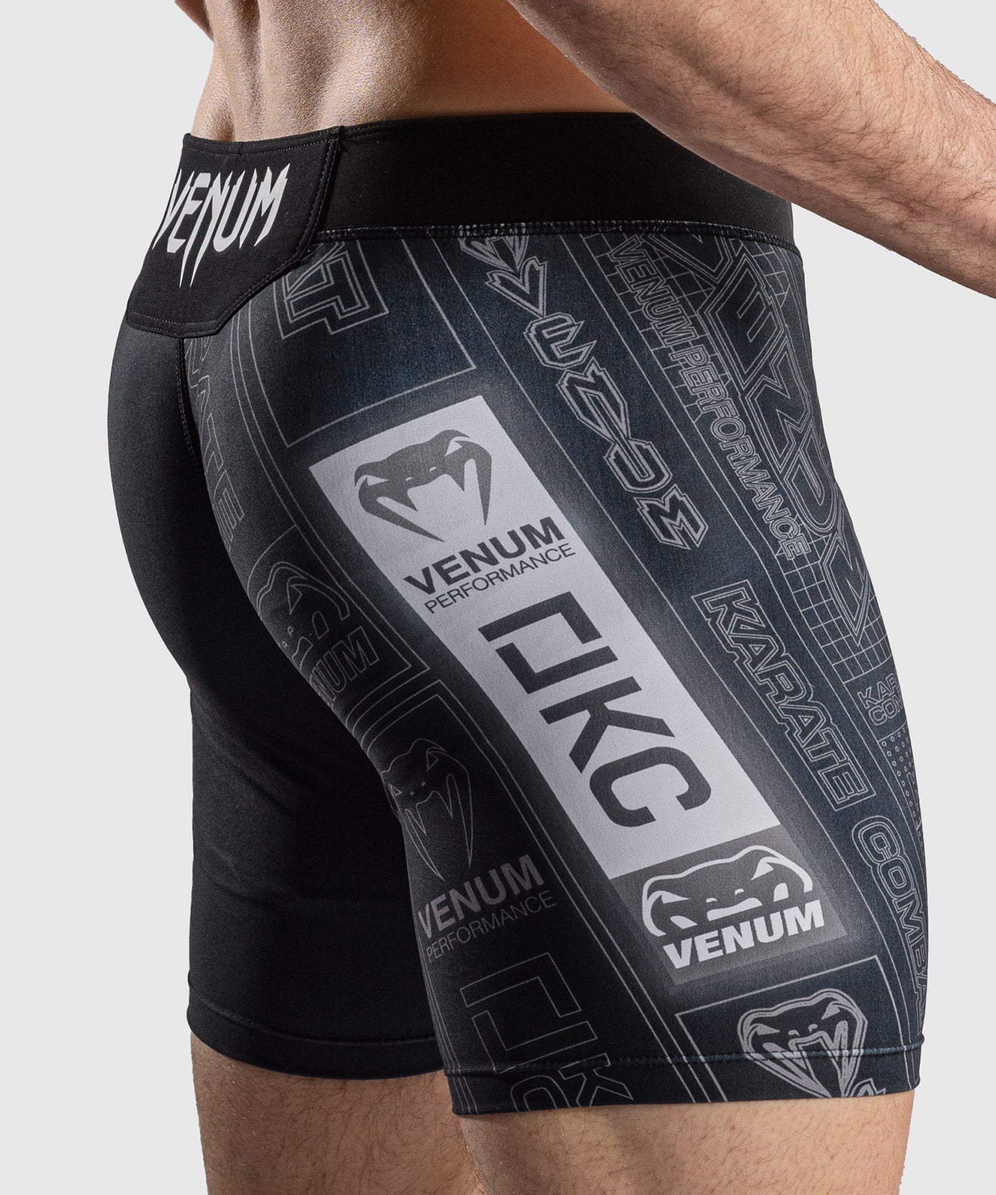 Karate Combat by Venum Pantaloncini a Compressione – Nero/Grigio