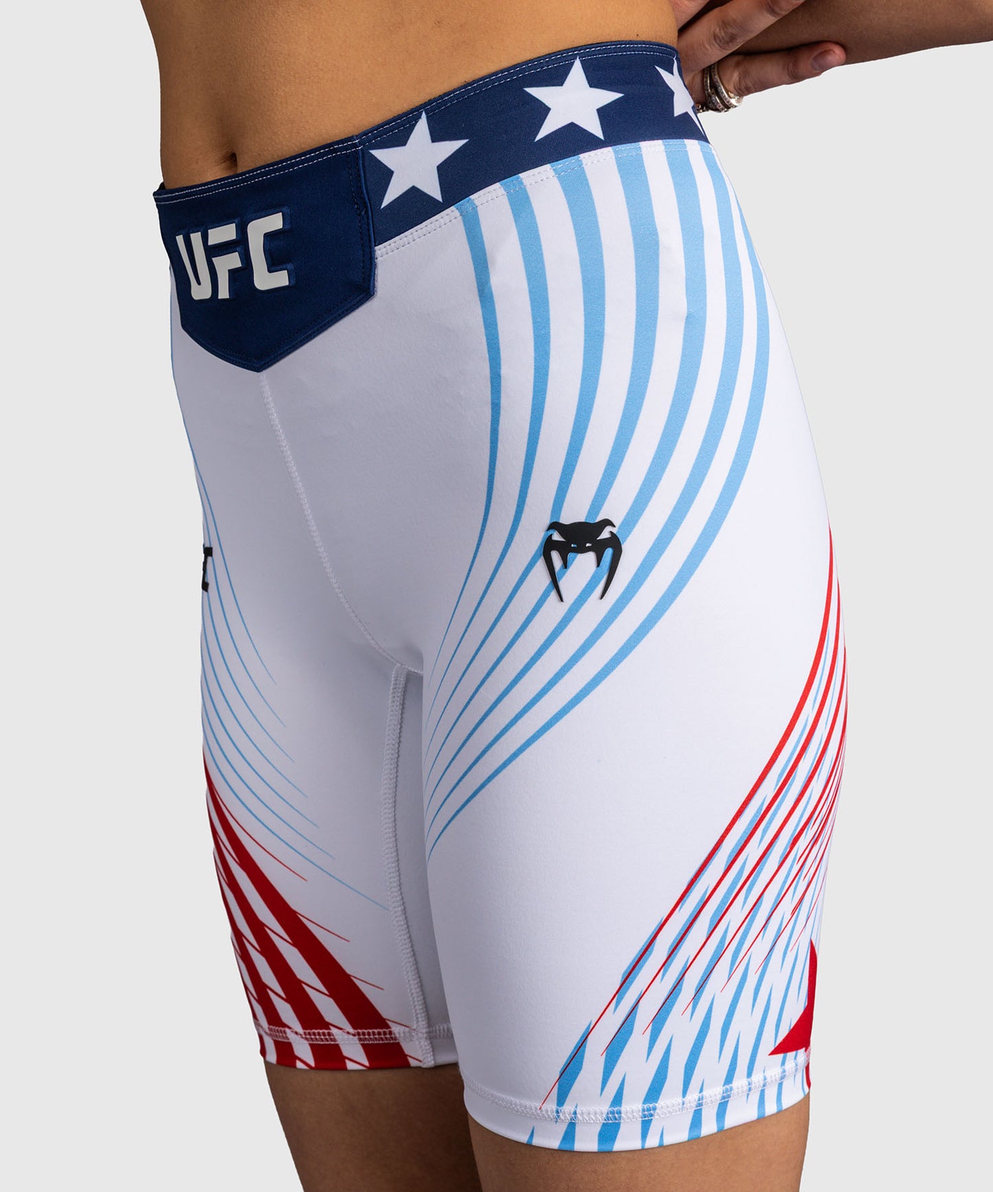 Official UFC Freedom 250 by Venum Authentic Vale Tudo Shorts im Long Fit für Damen - Weiß