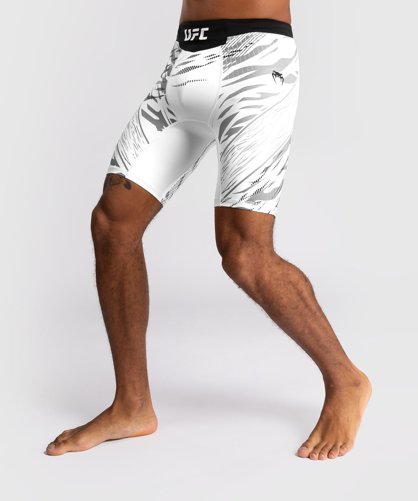 Shorts Vale Tudo pour Hommes UFC Fusion by Venum Authentic Fight Night - Blanc