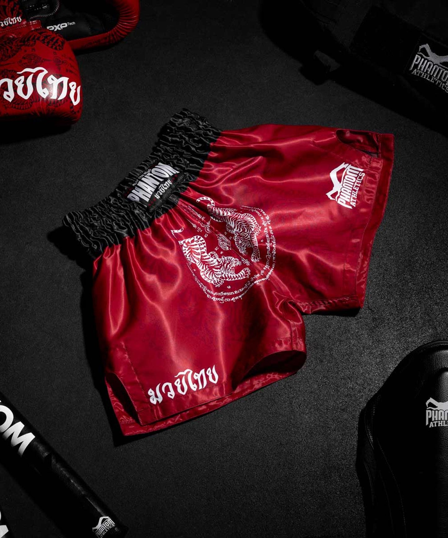 Phantom Athletics Sak Yant Pantalones de Muay Thai - Rojo