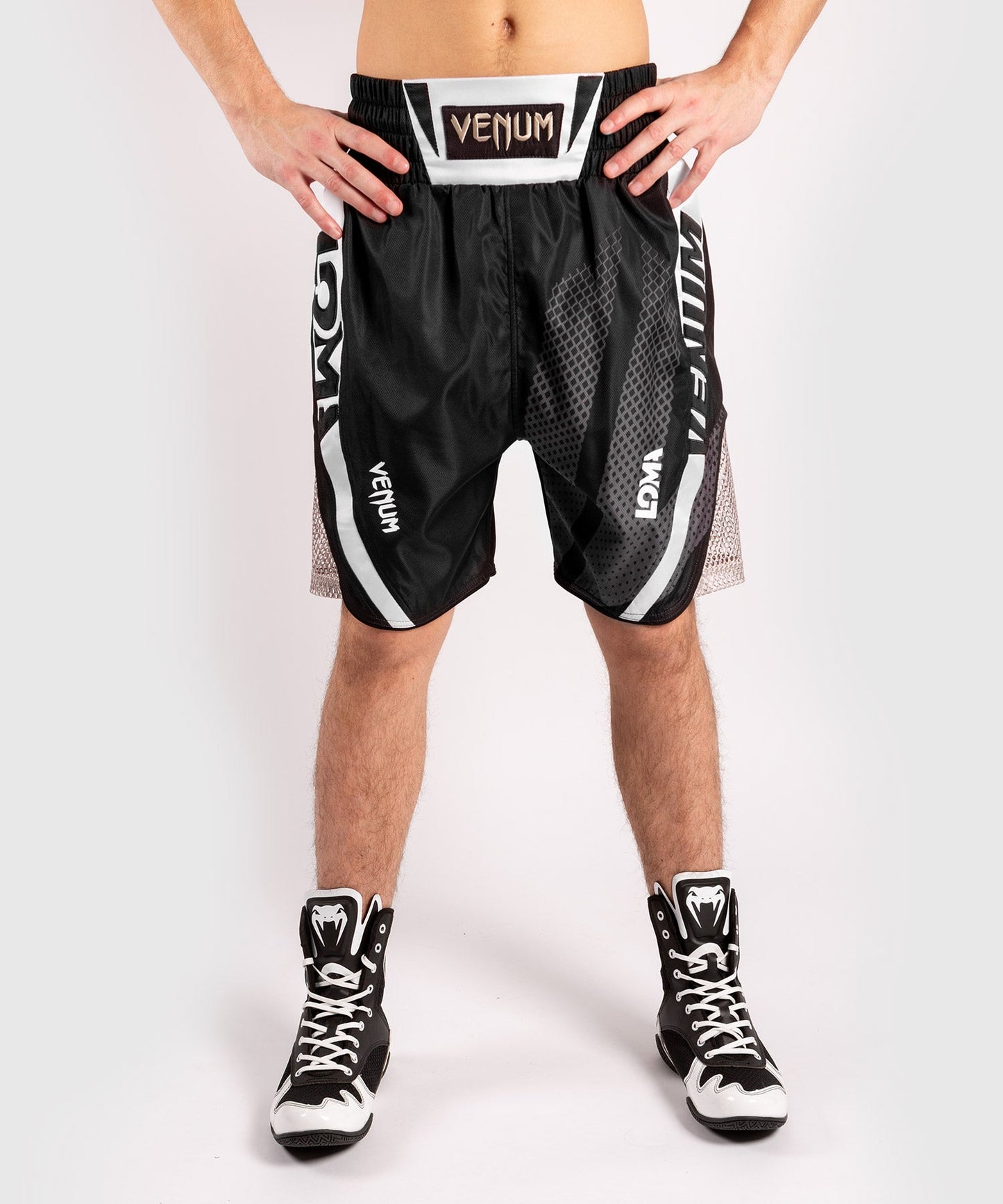 Venum Arrow boxing shorts - Black/White