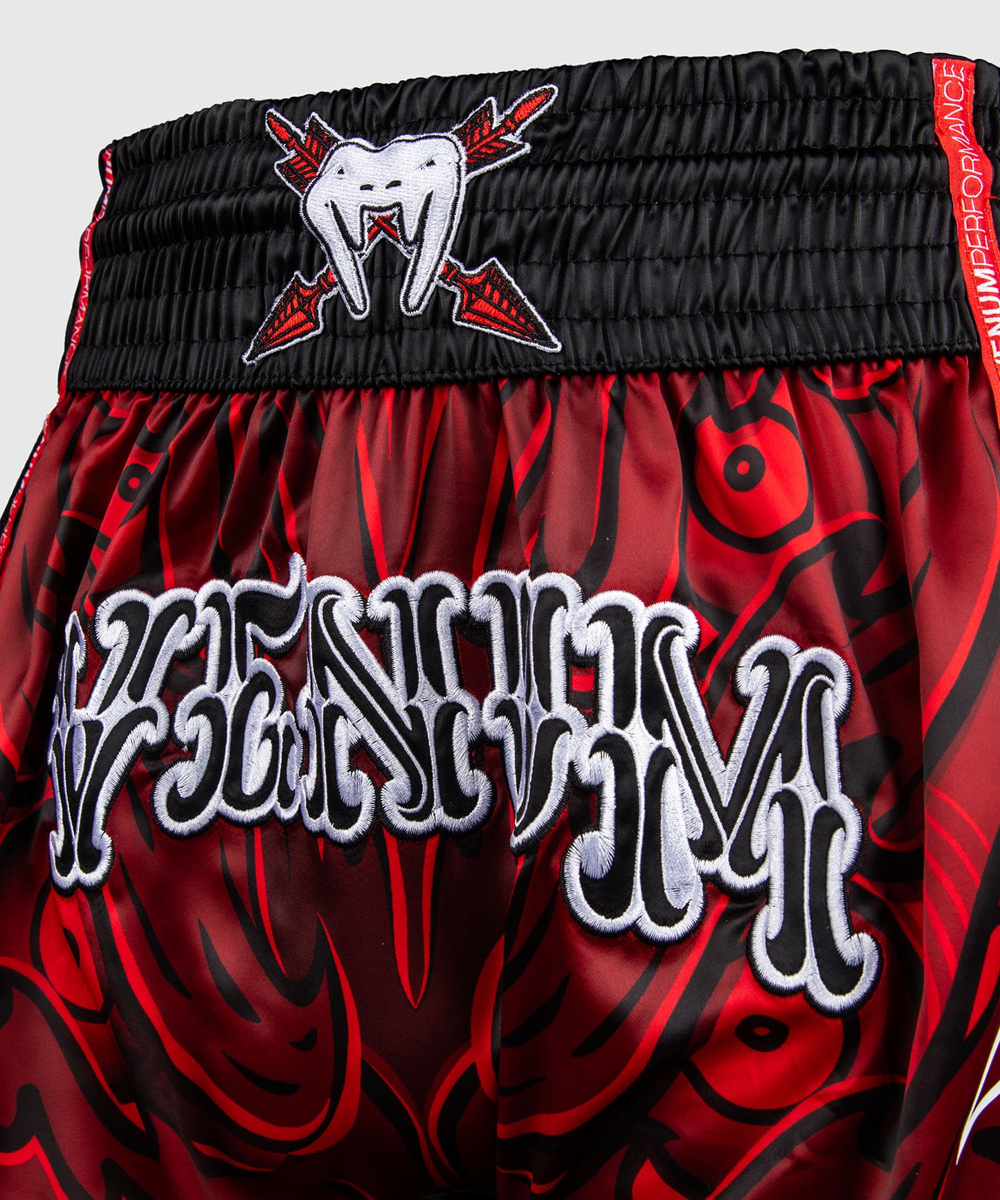 Short de Muay Thaï Venum Wolf Atak – Noir/Rouge
