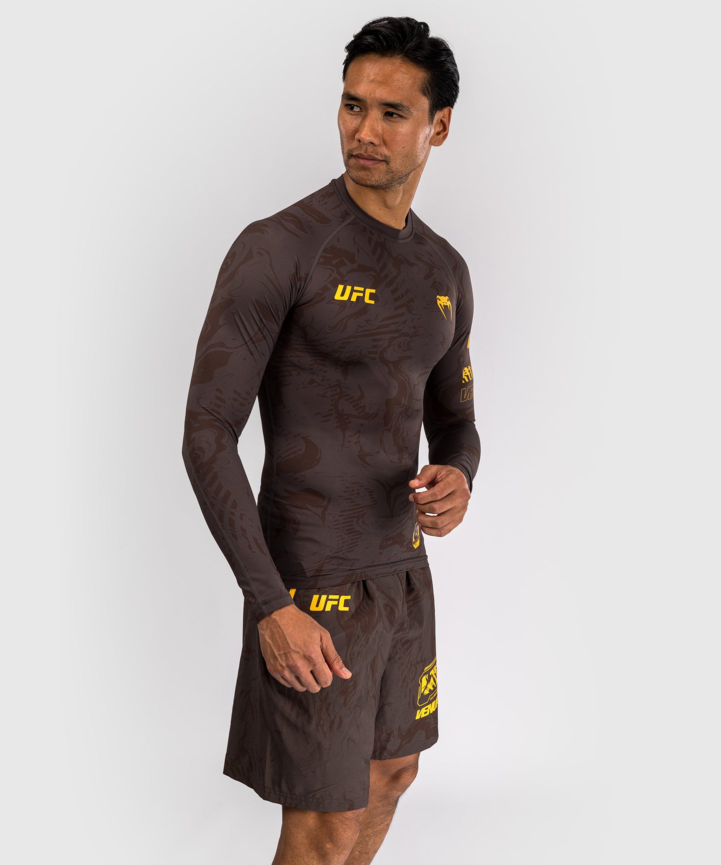 UFC Fusion by Venum Fight Week Rashguard de Manga Larga de Rendimiento para Hombre - Marrón tierra