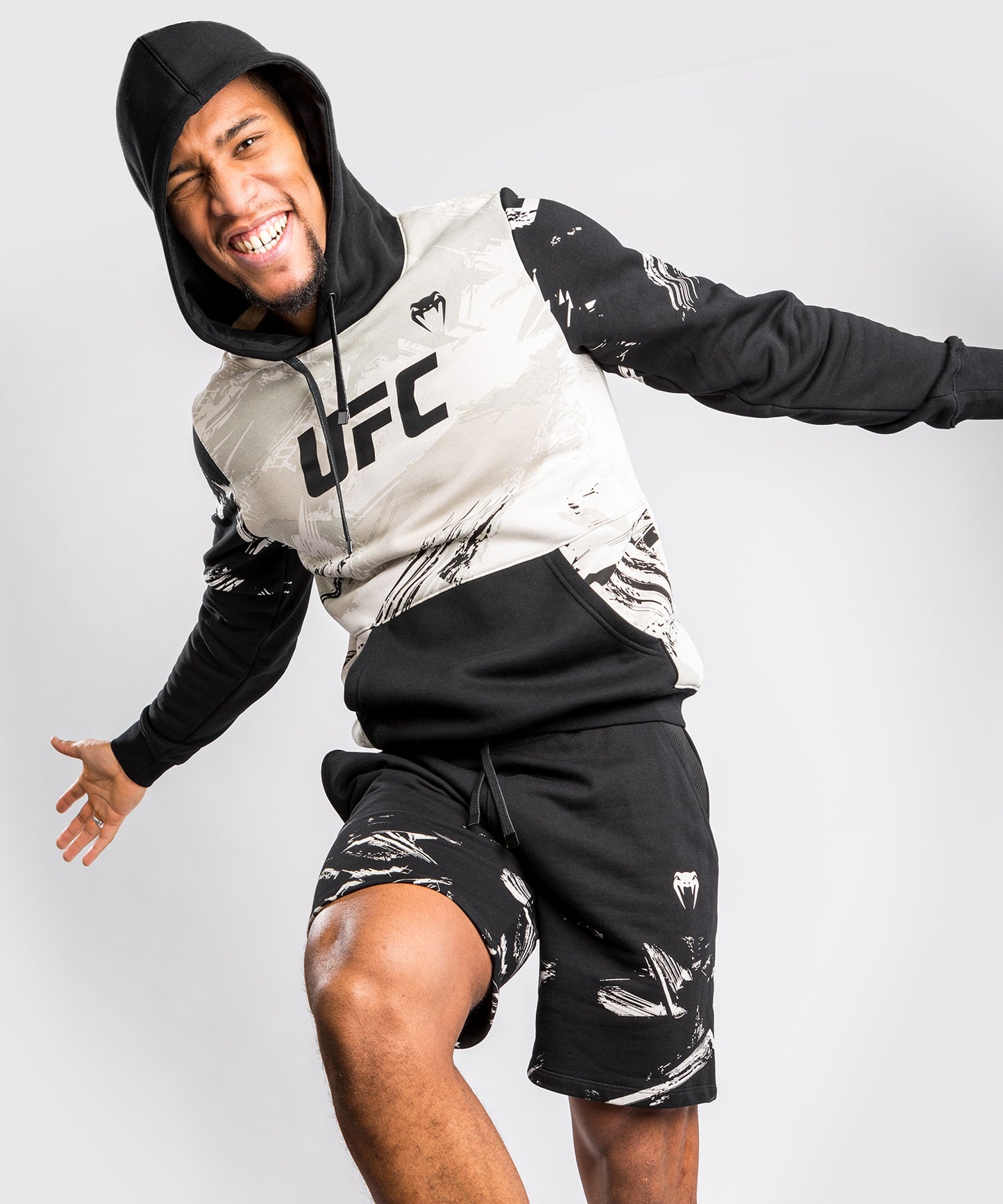 Sweatshirt à capuche pour Hommes UFC Venum Authentic Fight Week 2.0 - Sable/Noir