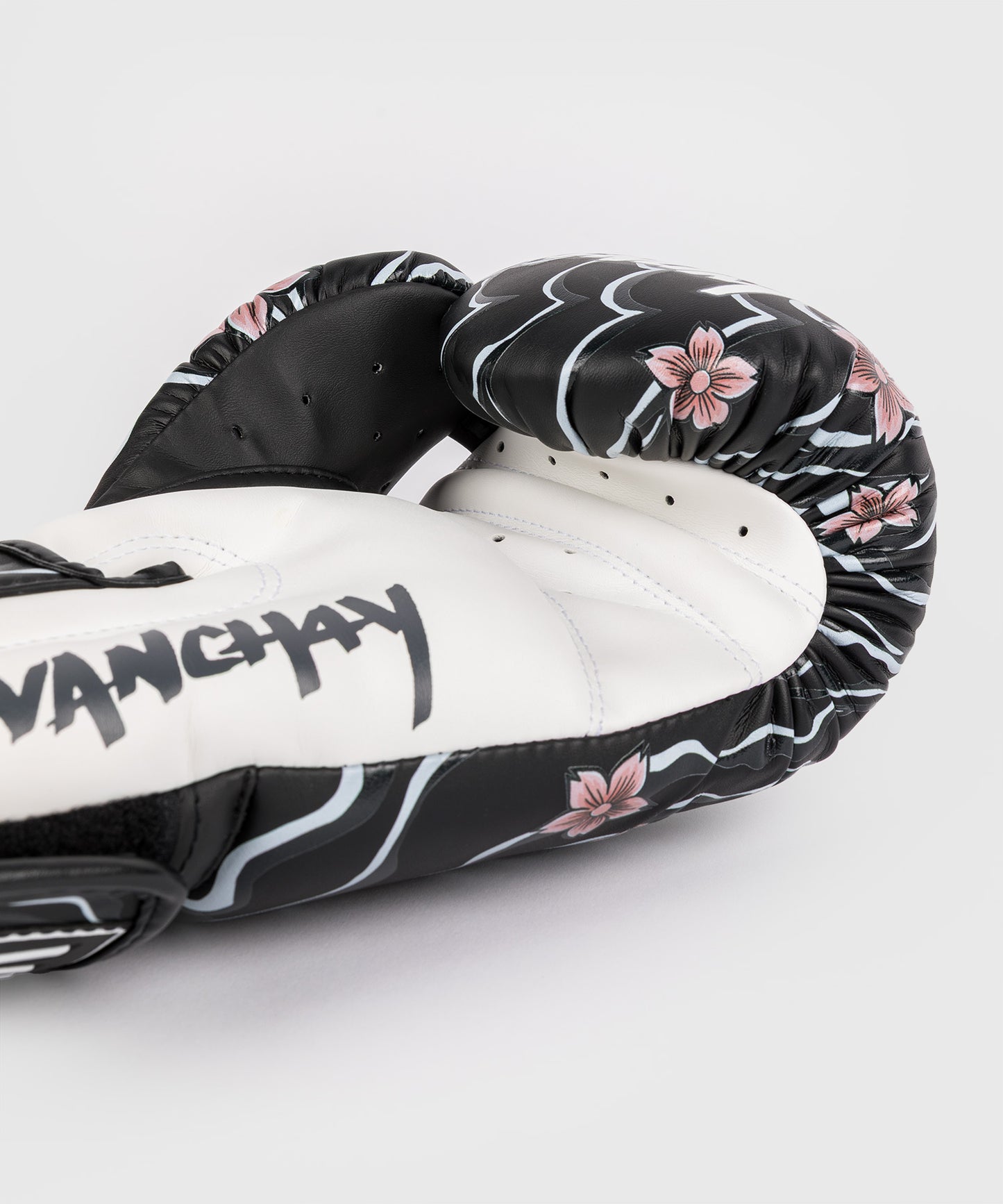 Gants de Boxe Venum x Tawanchay – Noir/Blanc