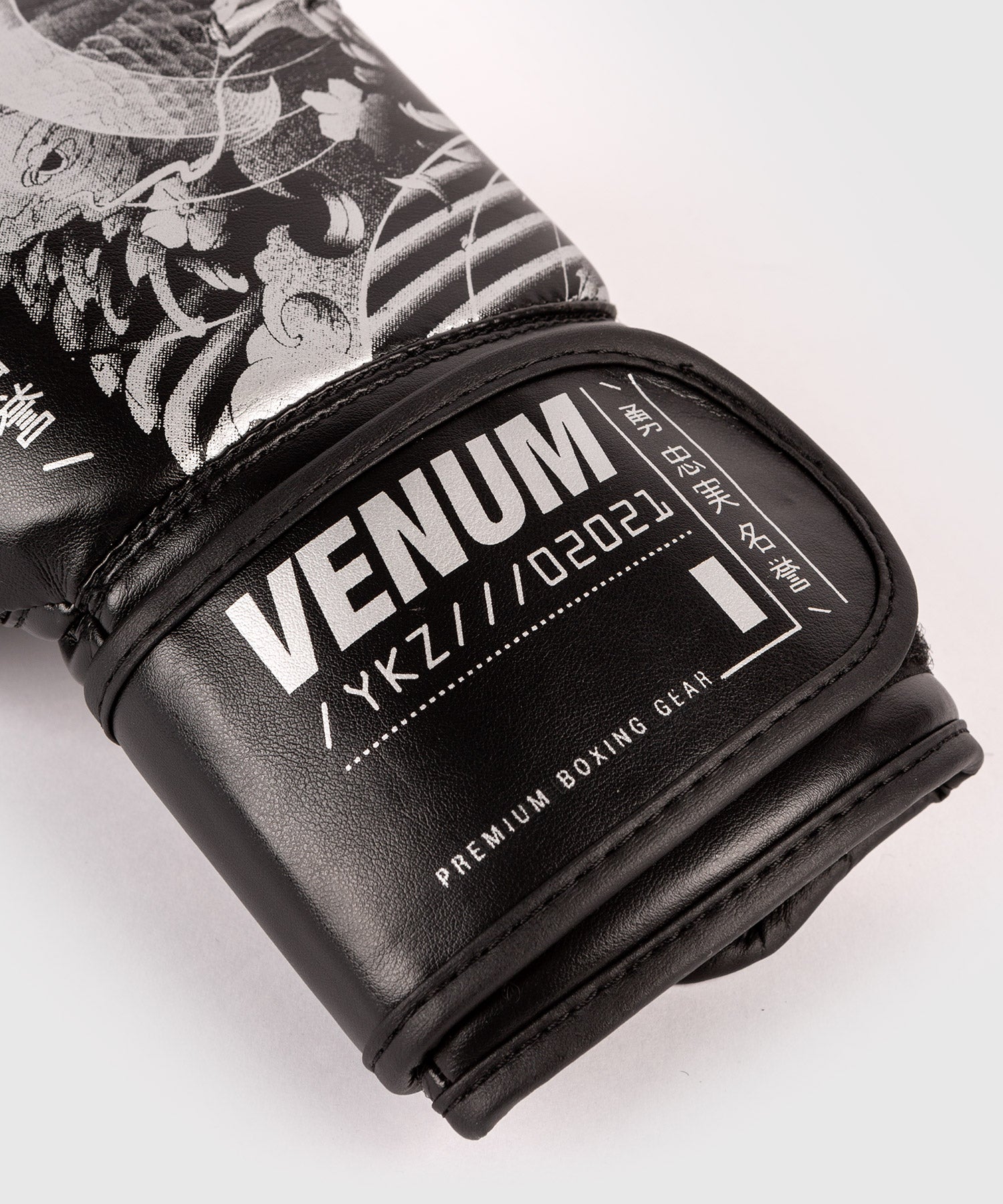 Gants de Boxe Venum YKZ21 – Noir/Argent - 10 Oz
