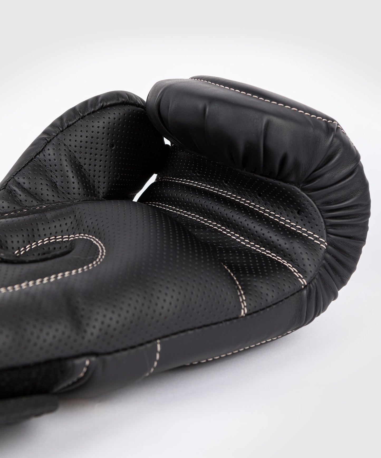 Gants de boxe Venum Impact Evo - Noir avec une large protection de la main